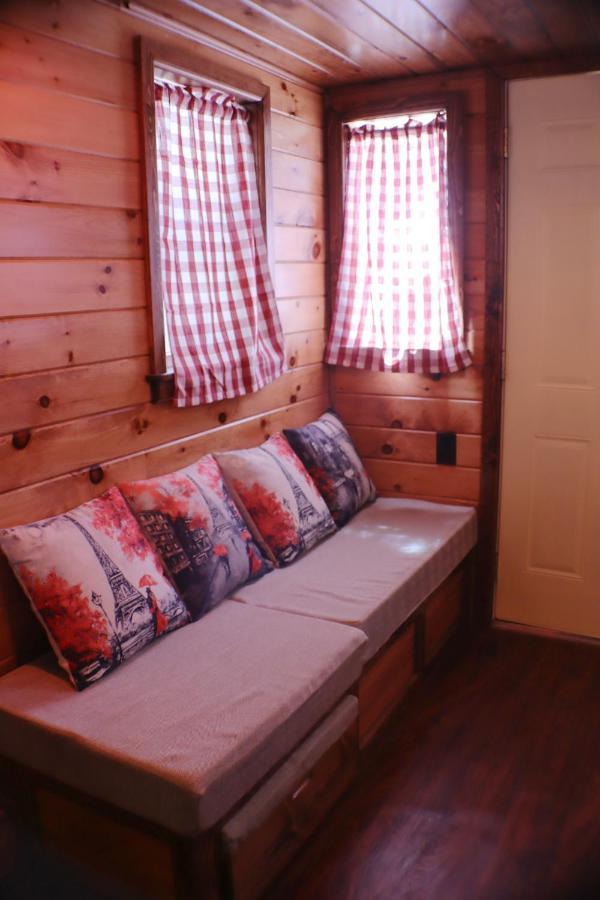 Storybook Village Pine Cove Exterior foto